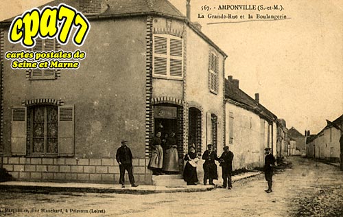 Amponville - La Grande Rue et la Boulangerie