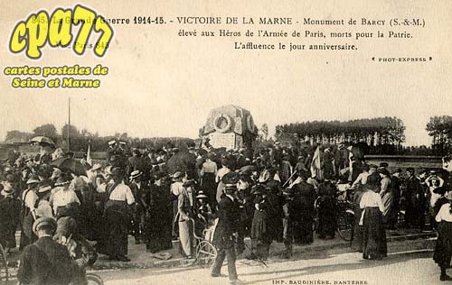 Barcy - La Grande Guerre 1914-15 - Victoire de la Marne - Monument de Barcy lev aux Hros de l'Arme de Paris, morts pour la Patrie. L'affluence le jour anniversaire
