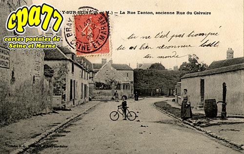 Bray Sur Seine - La Rue Danton, ancienne rue du Calvaire
