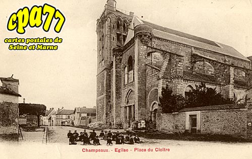 Champeaux - Eglise - Place du Clotre