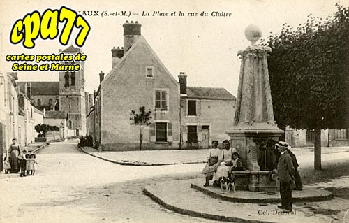 Champeaux - La Place et la Rue du Clotre