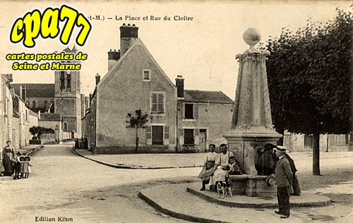 Champeaux - La Place et Rue du Clotre