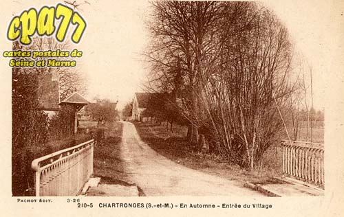 Chartronges - En Automne - Entre du Village