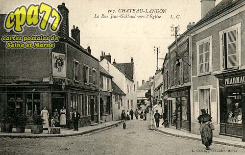 Chteau Landon - La Rue Jean-Galland vers l'Eglise