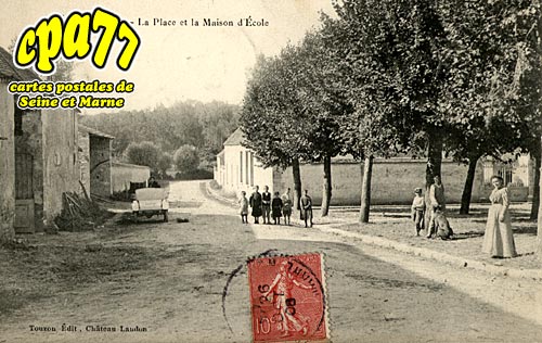 Chteau Landon - Nronville - La Place et la Maison d'Ecole