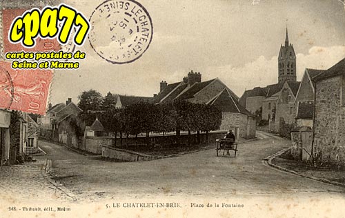 Le Chtelet En Brie - Place de la Fontaine