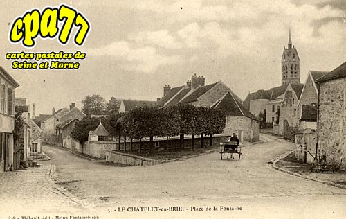Le Chtelet En Brie - Place de la Fontaine
