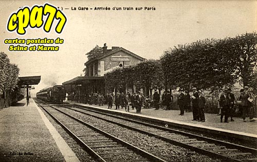 Chelles - La Gare - Arrive d'un train sur Paris