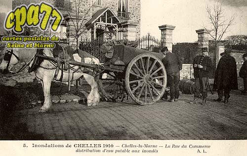 Chelles - Inondations de Chelles 1910 - Chelles-la-Marne - La Rue du Commerce distribution d'eau potable aux inonds