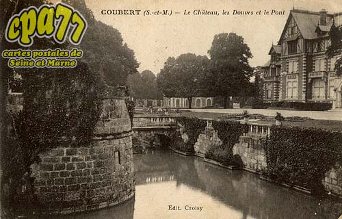 Coubert - Le Château, les Douves et le Pont