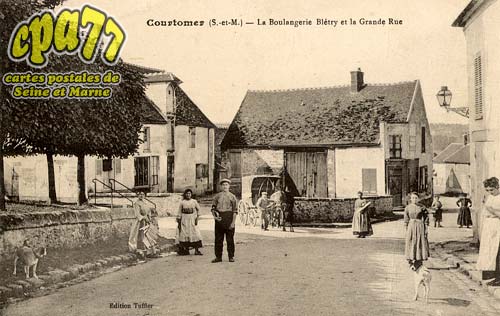 Courtomer - La Boulagerie Bltry et la Grande Rue