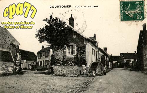 Courtomer - Cour du Village