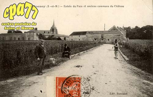 Crisenoy - Entre du Pays et anciens communs du Chteau