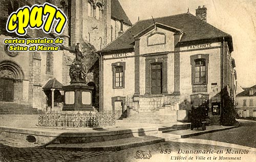 Donnemarie Dontilly - L'Htel-de-Ville et le Monument