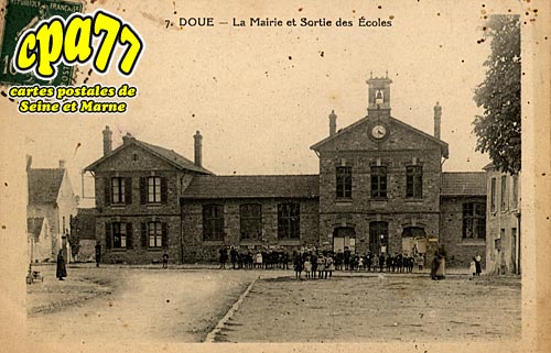 Doue - La Mairie et Sortie des Ecoles - ( En l'tat )