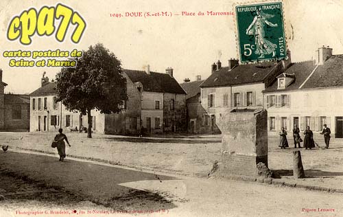 Doue - Place du Marronnier