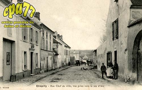 trpilly - Rue Chef de ville, vue prise vers le jeu d'Arc