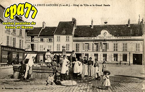 La Ferté Gaucher - Hôtel de Ville et le Grand Bassin