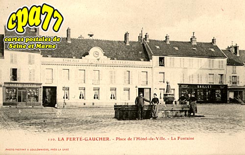 La Ferté Gaucher - Place de l'Hôtel de Ville - La Fontaine