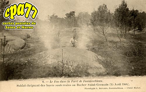 Fontainebleau - Le Feu dans la Fret - Soldat teignant des foyers souterrains au Rocher Saint-Germain ( 15 Aot 1904 )