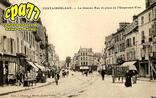 Fontainebleau - La grande Rue et Place de l'Etape-aux-Vins