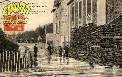 Fontaine Le Port - Inondation de la Seine-Janvier 1910 - Un Coin du Pays - a Droite, bois entrans  la drive par les eaux recueillis par les riverains
