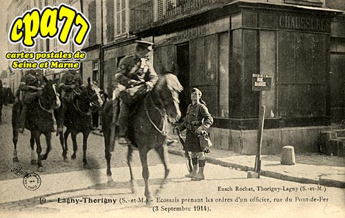 Lagny Sur Marne - Ecossais prenant les ordres d'un officier, rue du Pont-de-Fer (3 septembre 1914)