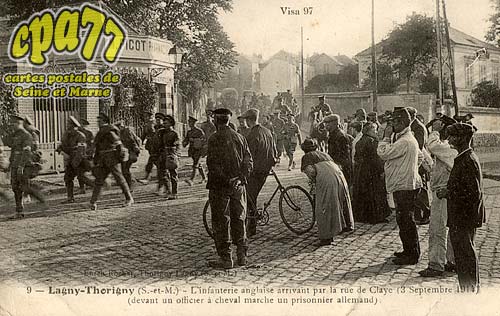 Lagny Sur Marne - L'Infanterie anglaise arrivant par la rue de Claye (3 septembre 1914) (devant un officier  cheval marche un prisonnier allemand)