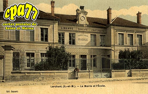 Larchant - La Mairie et l'Ecole
