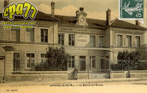 Larchant - La Mairie et l'Ecole