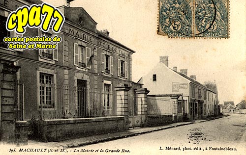 Machault - La Mairie et La Grande Rue