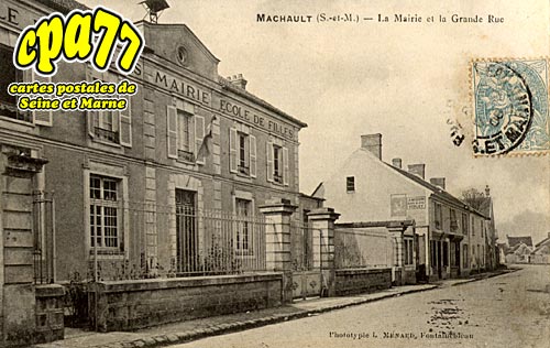 Machault - La Mairie et la grande Rue