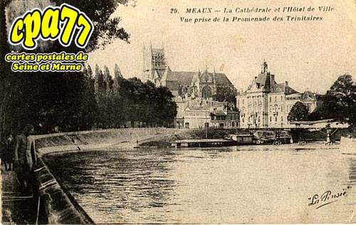 Meaux - La Cathdrale et l'Htel de Ville - Vue prise de la Promenade des Trinitaires