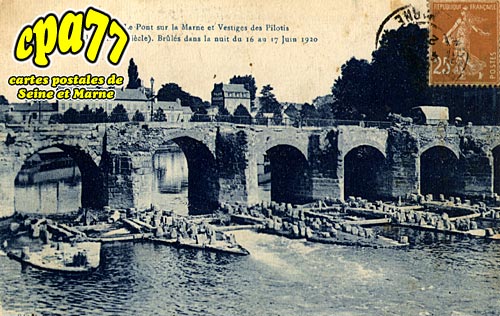 Meaux - Le Pont sur la Marne et Vestiges des Pilotis des Vieux Moulins (XVIe sicle), brls dans la nuit du 16 au 17 Juin 1920