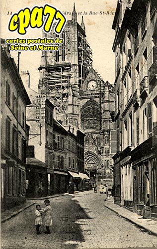 Meaux - La Cathdrale et la Rue St-Rmy