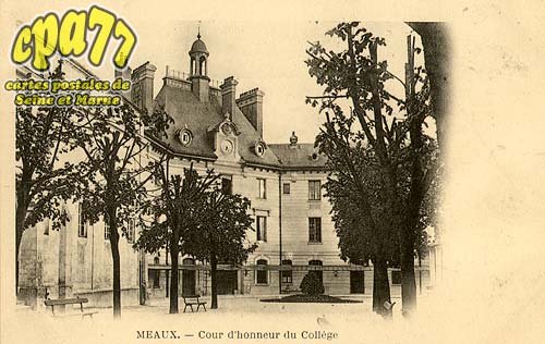Meaux - Cour d'honneur du collge