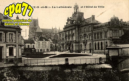 Meaux - La Cathdrale et l'Htel de Ville