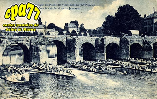 Meaux - Vestiges des Pilotis des Vieux Moulins (XVIe sicle) Brls dans la nuit du 16 au 17 Juin 1920