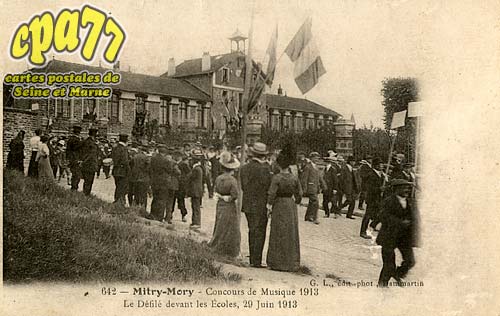 Mitry Mory - Concours de Musique 1913 - Le dfil devant les Ecoles, 29 Juin 1913