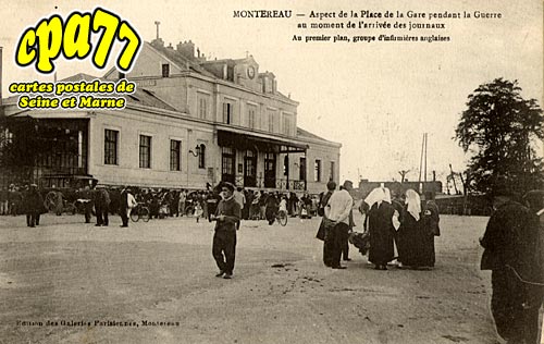 Montereau Fault Yonne - Aspect de la Place de la Gare pendant la Guerre au moment de l'arrivée des journaux