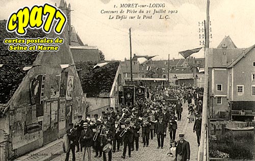 Moret Sur Loing - Concours de Pche du 21 Juillet 1912 - Le Dfil sur le Pont