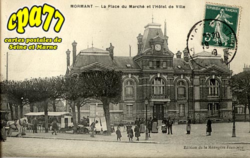 Mormant - La Place du March et l'Htel de Ville