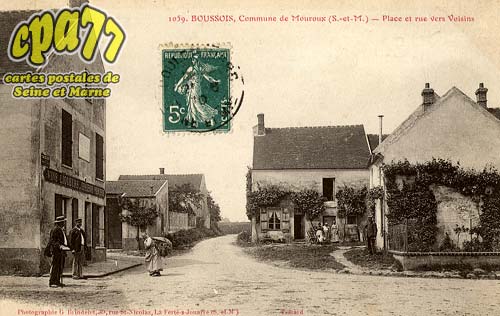 Mouroux - Boussois, Commune de Mouroux - Place et rue vers Voisins