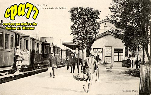 Nangis - La Gare, vue intérieure - Arrivée du train de Belfort