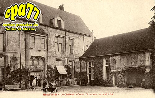 Nantouillet - Le Chteau - Cour d'Honneur, aile droite