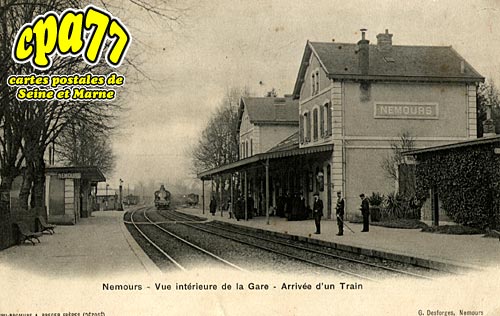 Nemours - Vue intrieure de la Gare - Arrive du Train