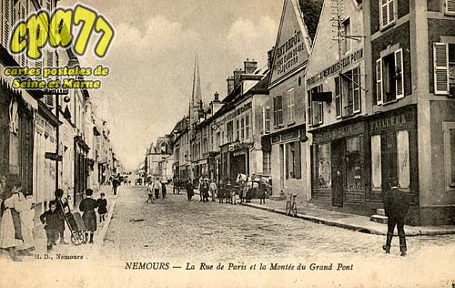 Nemours - La Rue de Paris et la Monte du Grand Pont