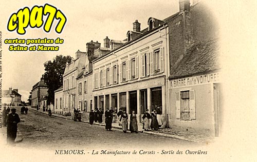 Nemours - La Manufacture de Corsets - Sortie des Ouvrires