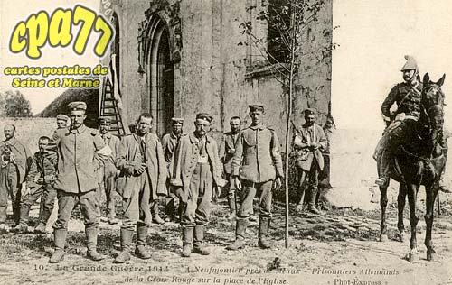Chauconin Neufmontiers - La Grande Guerre 1914 - Prisonniers allemands de la Croix-Rouge sur la place de l'glise