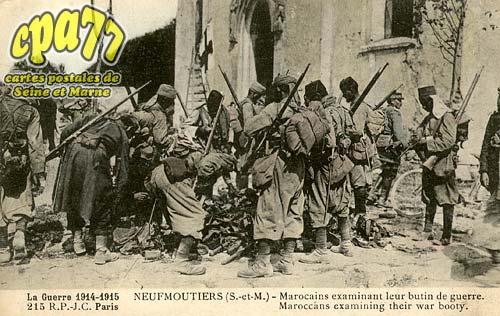 Chauconin Neufmontiers - La Guerre 1914-1915 - Marocains examinant leur butin de guerre